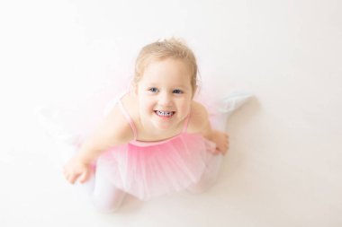 Pembe tutu, küçük balerin kız. Çok güzel çocuk beyaz bir stüdyoda klasik bale. Çocuk dans. Gerçekleştirme çocuklar. Genç dansçı bir sınıfta yetenekli. Okul öncesi çocuk sanat dersleri.