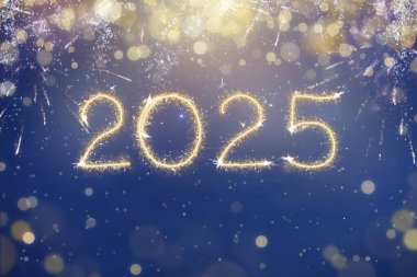 2025 Mutlu Yıllar Partisi. Yeni yıl arifesinde gece gökyüzünde havai fişekler. Kış tatilini kutluyoruz. Neşeli maytap eğlencesi. Parıltı ve sihirli havai fişekler. Gün batımında parlayan sayılar.