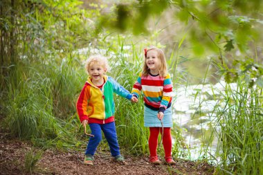 Orman ve dağlar hiking çocuk. Çocuklar yaz aylarında açık oynar. Küçük erkek ve kız Milli parkta yürüyüş izinde. Açık eğlenceli ve sağlıklı etkinliği.