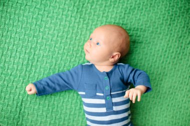 Beyaz güneşli yatak odasında örgü örülmüş, sevimli bir bebek. Yeni doğmuş çocuk yatakta dinleniyor. Küçük çocuklar için çocuk odası. Kış tekstil ürünleri ve çocuklar için yatak. Aile sabahı evde.. 