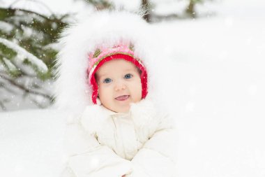 Çocuklar kış parkında karda oynarlar. Çocuklar karlı soğuk bir günde dışarıda oynuyorlar. Oğlan ve kız kızakla gezerken eğleniyorlar. Noel tatili aktivitesi. Kış havasında açık hava eğlencesi. Çocukla seyahat et..