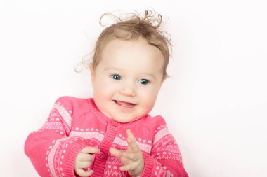 Beyaz güneşli yatak odasında sevimli bir bebek. Yeni doğmuş çocuk yatakta dinleniyor. Küçük çocuklar için çocuk odası. Çocuklar için tekstil ve yatak. Aile sabahı evde. Oyuncak ayıyla karnını doyururken doğan yeni çocuk..