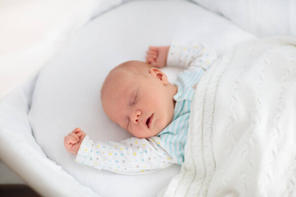 Новорожденный мальчик в постели. Новорожденный ребенок спит под белым трикотажным одеялом. Дети спят. Спать для детей. Ребенок дремлет в постели. Здоровый малыш вскоре после рождения. Кабельный трикотаж
.