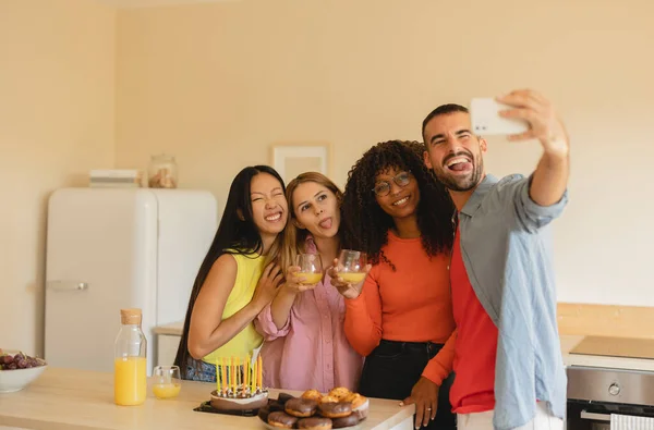 Ami Multiracial Joyeux Célébrant Anniversaire Maison Prenant Selfie Téléphone Portable — Photo
