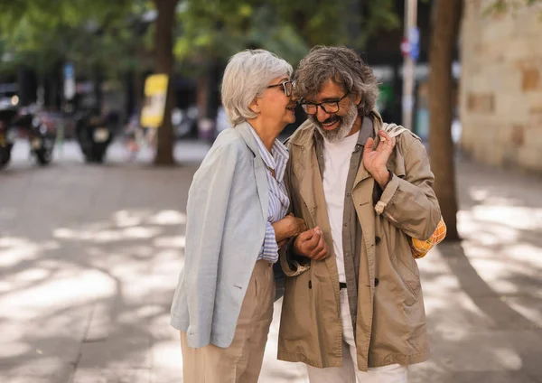 Ευτυχισμένο Ζευγάρι Ηλικιωμένων Διασκεδάζουν Και Δείχνουν Αγάπη Έξω Στην Πόλη — Φωτογραφία Αρχείου