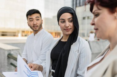 Çok ırklı Arap, Asyalı ve İspanyol takım buluşmaları ve açık havada tartışmalar. Çeşitlilik takım çalışması konsepti. Arap kadına odaklan..