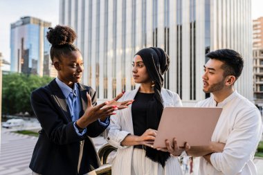 Bir proje ve yeni fikirleri tartışan farklı girişimcilerin çok ırklı grupları