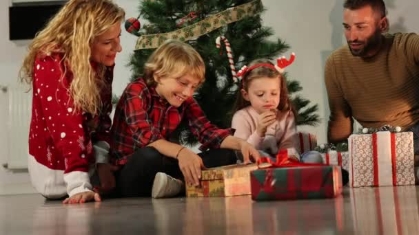 Urocza Rodzina Czworga Cieszących Się Urządzonym Domu Świętowania Bożego Narodzenia — Wideo stockowe