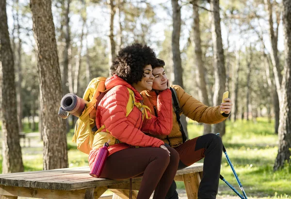 Casal Multiracial Floresta Caminhadas Tirar Uma Selfie Com Smartphone Sentado — Fotografia de Stock
