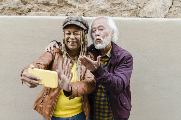 Gelukkige Multiraciale Senior Koppel Met Smartphone Het Maken Van Een — Stockfoto