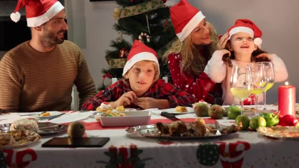 Boa Família Caucasiana Estão Comemorando Natal Casa Depois Jantar — Vídeo de Stock