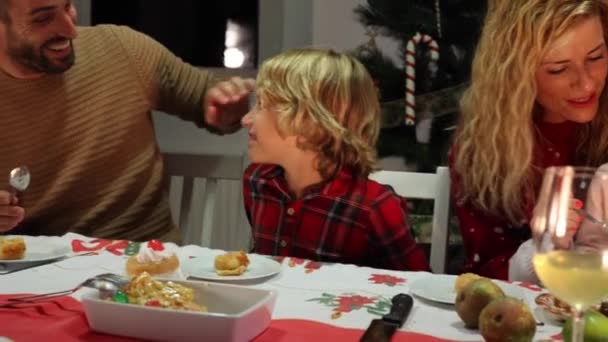 Familia Caucaziană Patru Pălării Moş Crăciun Sărbătoreşte Cina Crăciun Concentrează — Videoclip de stoc