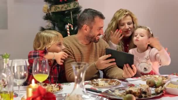 Šťastná Rodina Slaví Vánoční Večeři Při Rozhovoru Prarodiči Prostřednictvím Videohovoru — Stock video