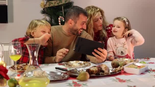 Кавказьке Сімейне Відео Планшетом Під Час Різдвяної Вечері Батько Мати — стокове відео