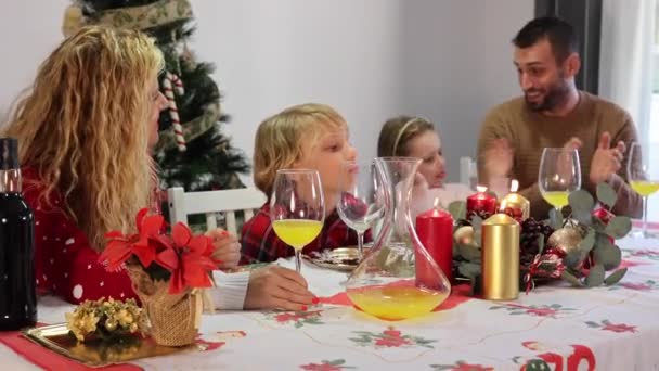 Biała Czteroosobowa Rodzina Kapeluszami Mikołaja Świętującymi Świąteczny Obiad Skup Się — Wideo stockowe