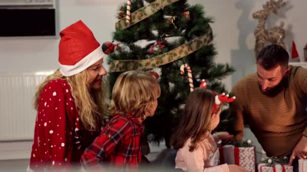 Feliz Familia Caucásica Cuatro Regalos Navidad Apertura Suelo Cerca Del — Vídeo de stock
