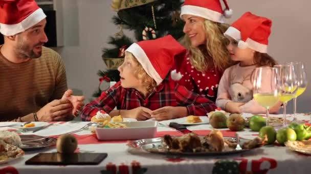 Щаслива Кавказька Сім Санта Капелюхами Сміється Святкує Різдвяну Вечерю Батько — стокове відео