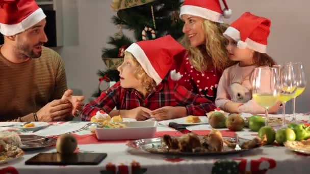 Familia Decorando Árbol Navidad Padre Joven Con Hija Ayudándola Decorar — Vídeos de Stock