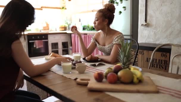 Beautiful Women Having Breakfast Kitchen Focus Hispanic Woman Eating Peach — Stock Video