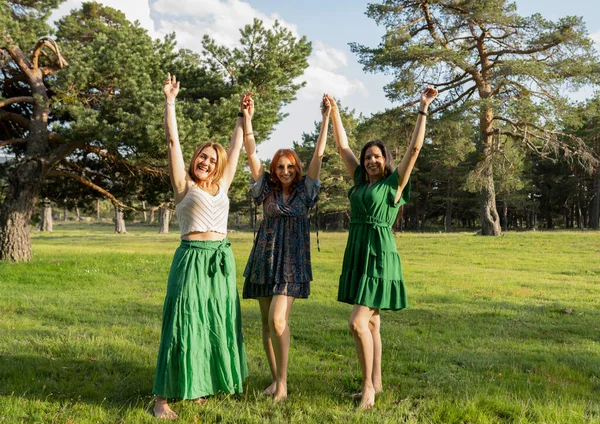 Tres Mujeres Maduras Medio Del Bosque Levantando Sus Brazos Alegremente —  Fotos de Stock