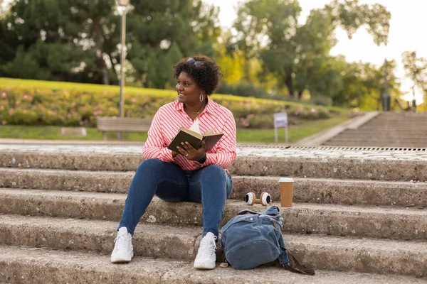 Jovem Estudante Sobrepeso Afro Americano Lendo Livro Nas Escadas Parque — Fotografia de Stock