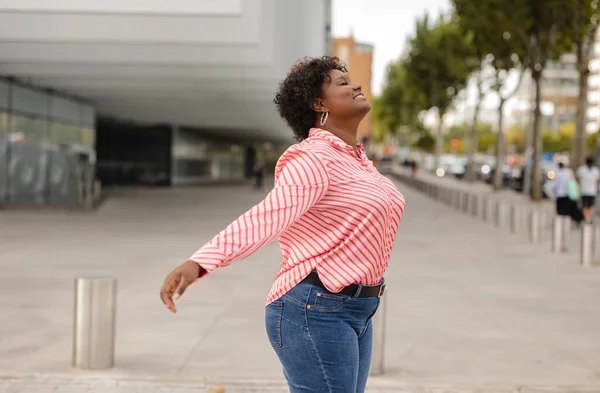 Afro Americana Curvilínea Mulher Abrindo Braços Fechando Olhos Relaxado Meio — Fotografia de Stock