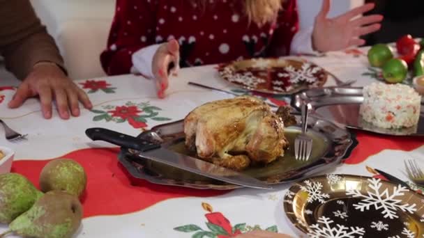 クリスマスディナーのために調理された鶏肉を閉じます 休日の食事のコンセプト — ストック動画
