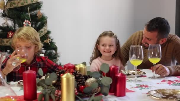 Familie Caucaziană Fericită Pălării Moș Crăciun Râzând Sărbătorind Cina Crăciun — Videoclip de stoc