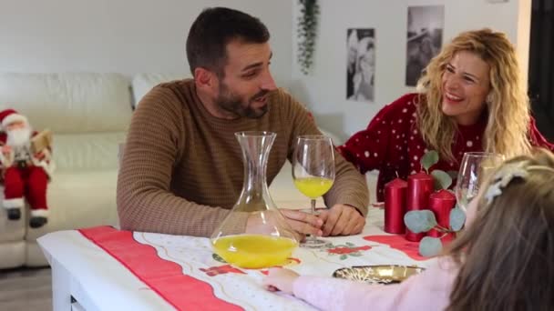 笑顔の父と娘はクリスマスの食事で祝う 幸せな単一の親の家族の概念 — ストック動画