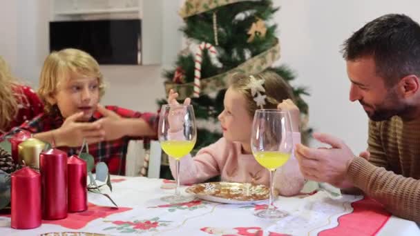 Famiglia Che Celebra Natale Molti Anni Insieme — Video Stock