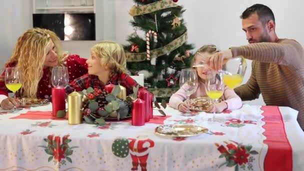 Keluarga Kaukasia Bahagia Dengan Topi Santa Tertawa Dan Merayakan Makan — Stok Video