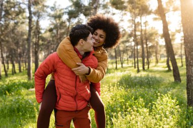 Kız arkadaşı erkek arkadaşına sırnaşıyor. Çok ırklı bir çift ormanda eğleniyor..