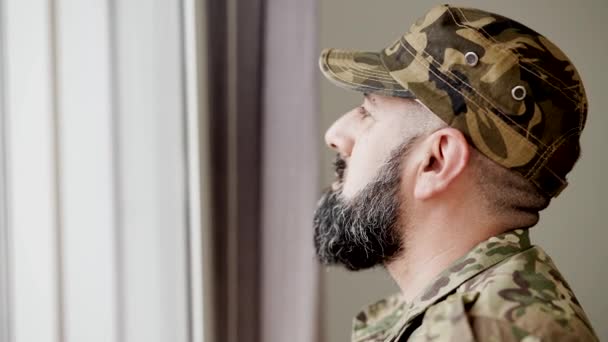 Man Veteran Soldat Med Skägg Och Militär Uniform — Stockvideo