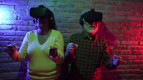 Ηλικιωμένο Ζευγάρι Παίζει Εικονική Πραγματικότητα Γυαλιά — Αρχείο Βίντεο