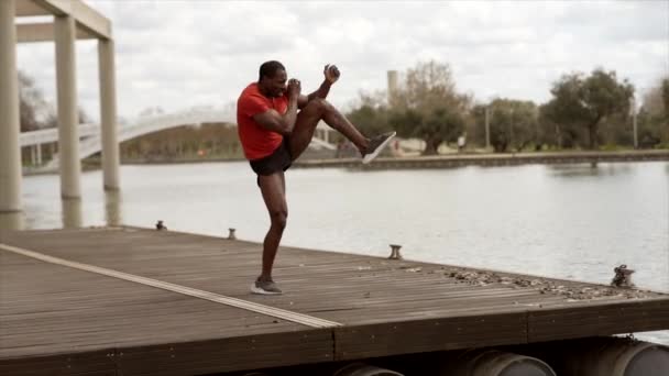 Homme Afro Américain Pratique Boxe Plein Air Seul — Video