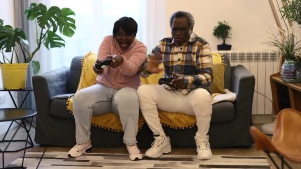 Couple Personnes Âgées Afro Américaines Jouer Jeu Vidéo Maison Sont — Video