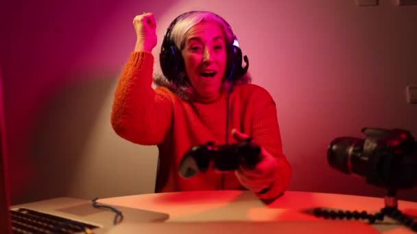 Zawodowa Zawodniczka Grająca Turnieje Gry Online Komputer Słuchawkami Starsza Kobieta — Wideo stockowe