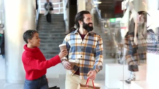 Heureux Couple Multiracial Qui Regardent Faire Leurs Courses Dans Centre — Video