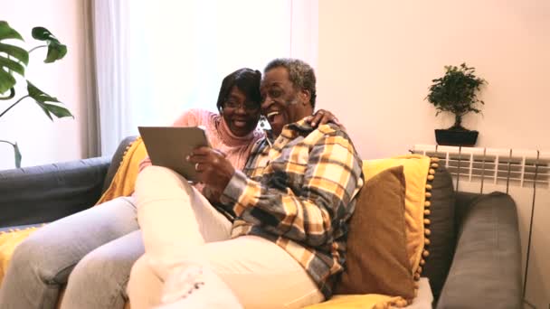 Heureux Couple Afro Américain Âgé Assis Sur Canapé Contrôlant Leur — Video