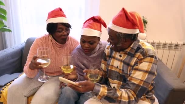 아프리카 미국인 모자로 크리스마스 축배를 축하하는 스마트폰을 셀피를 있습니다 — 비디오