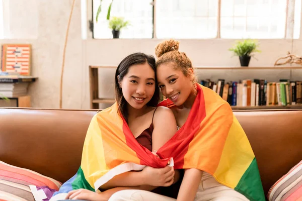 Duas Mulheres Lésbicas Multirraciais Lgbt Bandeira Casa Feliz Namoradas Casal — Fotografia de Stock