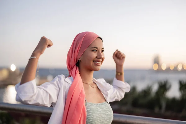 アジアの女性癌の戦闘機は生き残る強い — ストック写真