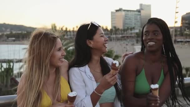 Three Girls Walk Eating Ice Cream Beautiful Ladies Strolling Beach — Stockvideo