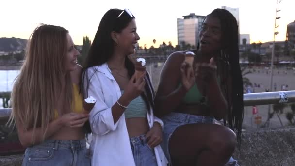 Multiracial Female Friends Ready Beach Sitting Talking Laughing — Video