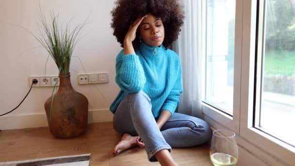 沮丧的女人感到悲伤 喝着酒杯 孤独而焦虑 不快乐的非洲裔美国女人一个人在家里情绪低落 — 图库视频影像