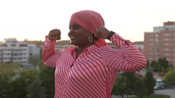 黒人女性がんスカーフハッピー — ストック動画