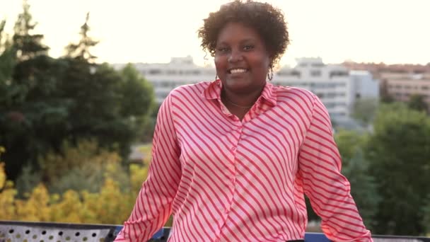 Пухка Африканська Жінка Дивиться Камеру Заході Сонця — стокове відео