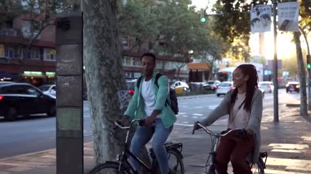 幸せなアフリカ系アメリカ人のカップルがヨーロッパを訪れる 彼らは自転車を借りた — ストック動画