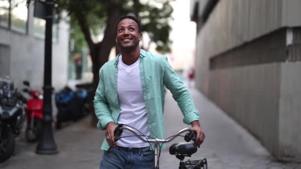 Handsome African Man Tourist Backpacker City Rented Bike — Stockvideo