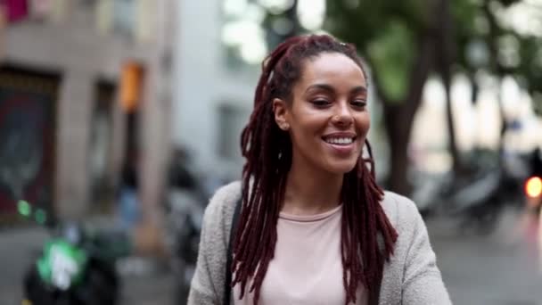 アフリカ系アメリカ人の女性のバックパッカーが自転車で街中を旅し — ストック動画